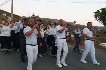 Una diana floreada prepara a Lomo Magullo para la Traída del Agua (Foto Francisco Javier Santana y José Florido)